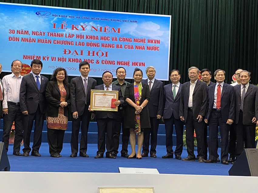 https://hoikhcnhangkhongvn.com/uploads/images/images/z6617942155088_6cefc68dcbf326d95f54cf60775ae3b9.jpg
